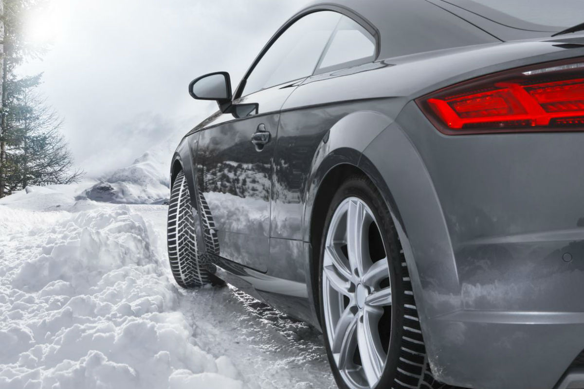 Manevrele bruşte de volan pot destabiliza maşina pe un drum acoperit cu zăpadă