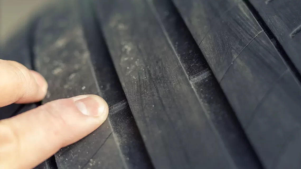 5 semne că trebuie să îți schimbi anvelopele — Nu ignora aceste avertismente!